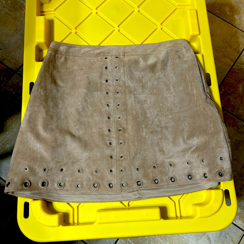 Express women’s tan suede skirt - size 4